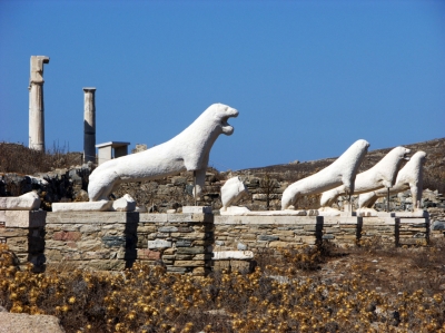 Lions of Delos Mykonos - source: MDRi/depositphotos